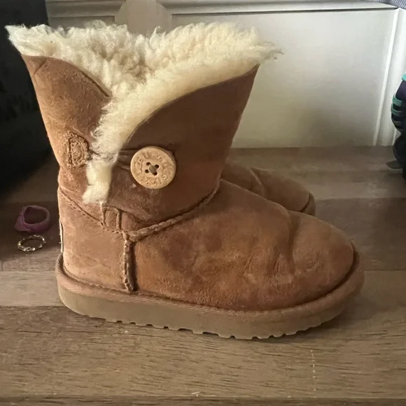 UGG Bailey Button Toddler size 11 - Picture 2 of 5